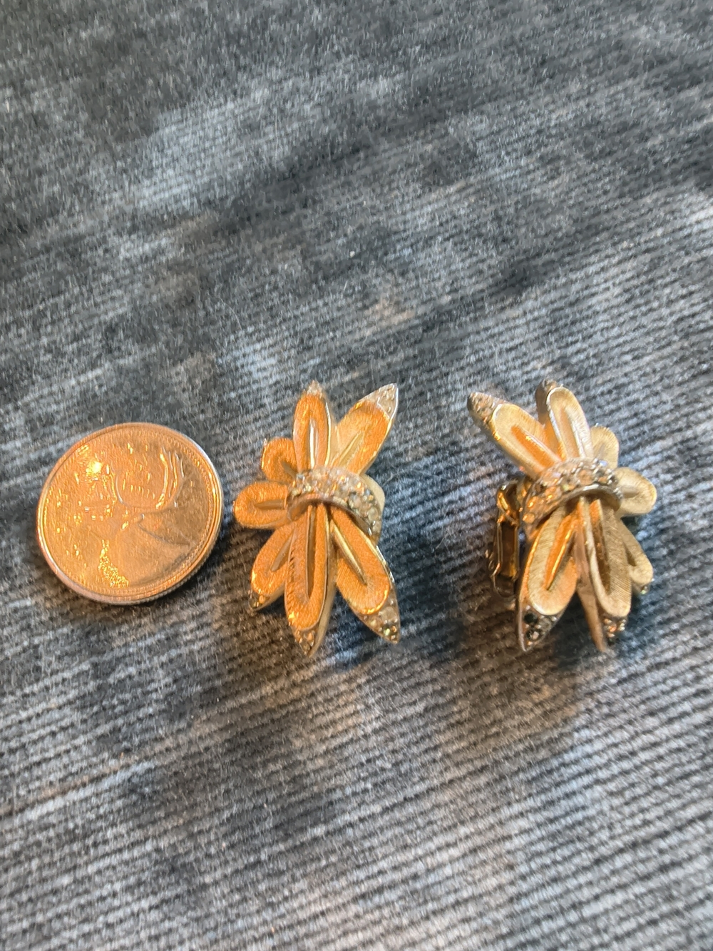 Trifari Vintage Gold Plated Orange Enamel Floral Clip-On Earrings with Gold Trim - Picture 11 of 12